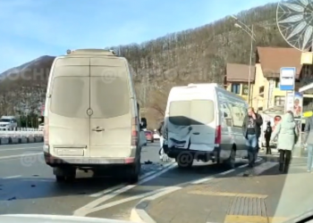 В Сочи одна маршрутка протаранила другую прямо на остановке