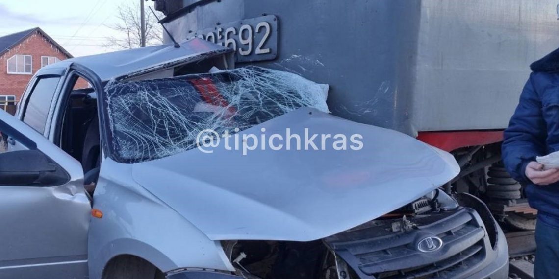 В Краснодарском крае 64-летний мужчина на «Ладе Гранте» попал под поезд