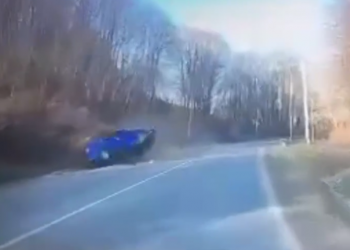 Родился в рубашке: водитель опрокинулся на повороте в Адыгее и выжил