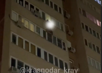 В Краснодаре сняли на видео выпавшего из окна многоэтажки на Восточно-Кругликовской голого мужчину