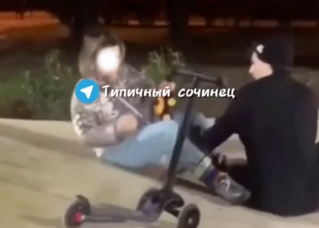В Сочи жесткий наезд роллера в скейт-парке на маму с ребенком попал на видео