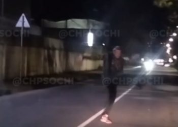 В Сочи мужчина дрался с воздухом прямо на дороге