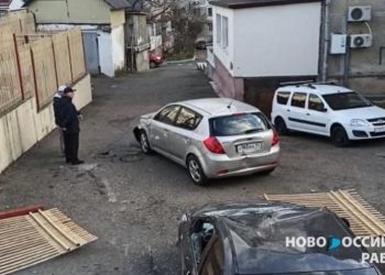 В Новороссийске пенсионер протаранил забор и приземлился на два соседние авто