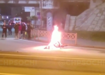 В Сочи в ДТП с легковушкой травмы получил курьер, скутер сгорел