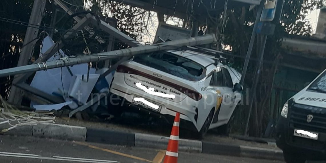 В Сочи на Курортном проспекте автомобиль такси снес автобусную остановку