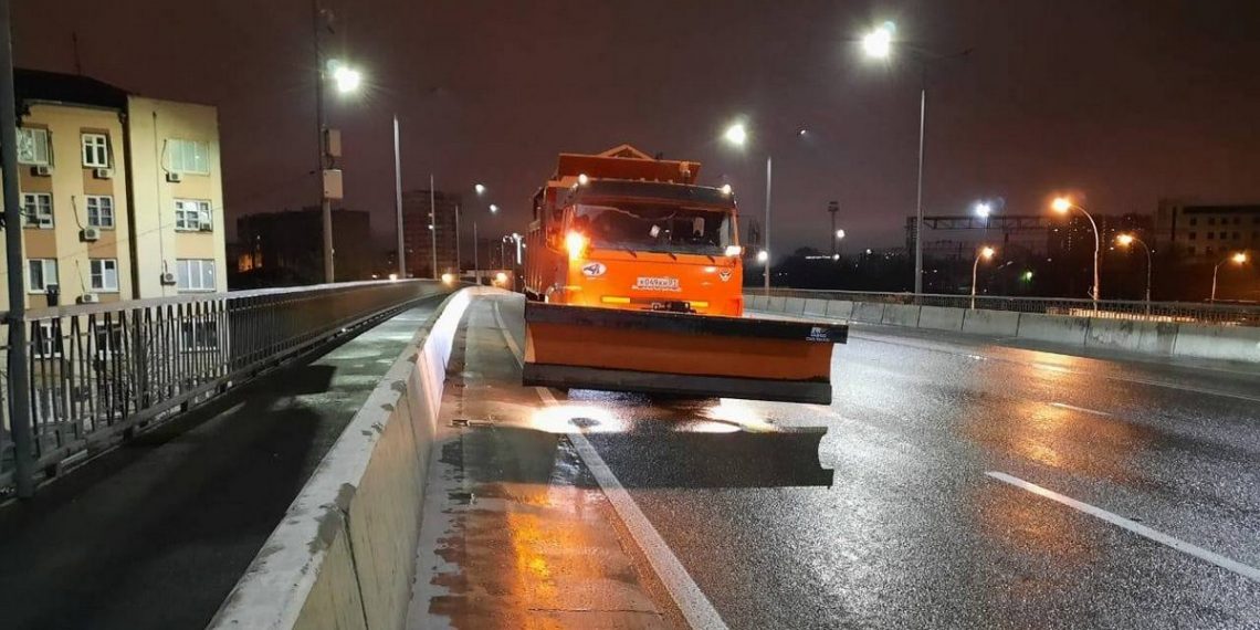В Краснодаре дороги обрабатывают от гололеда
