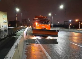 В Краснодаре дороги обрабатывают от гололеда