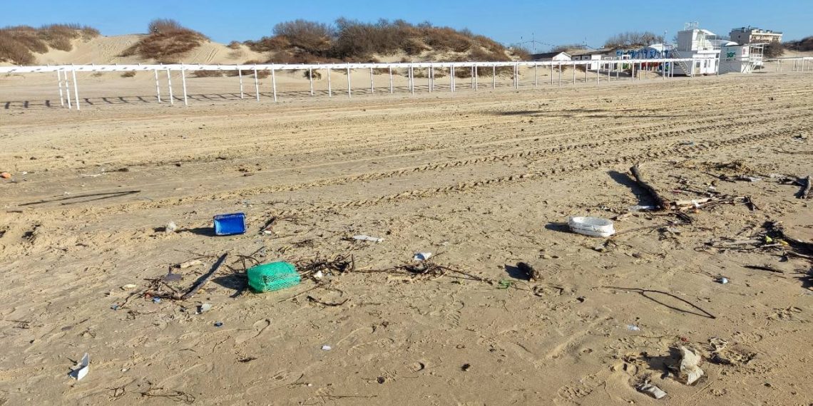 Тонны пластика выбросило на кубанский пляж