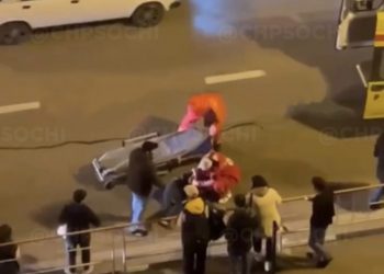 В Сириусе 53-летняя автоледи сбила перебегавшего дорогу 28-летнего мужчину