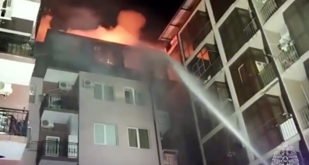 Горит мансардный этаж: стали известны подробности крупного пожара в многоэтажке на Тимирязева в Сочи