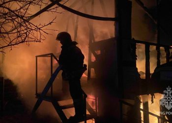 В Сочи на улице Троицкой произошел пожар в частном доме и прилегающей к нему хозпостройке