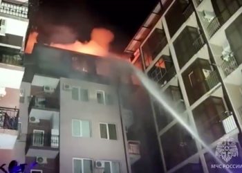 Площадь пожара в многоэтажке на улице Тимирязева в Сочи возросла до 210 кв. метров