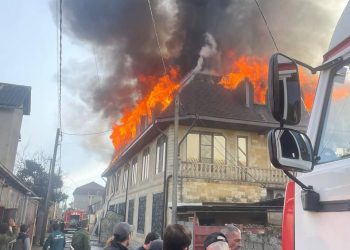 В Сочи горят 3 частных дома, площадь пожара составила почти 1000 кв. метров