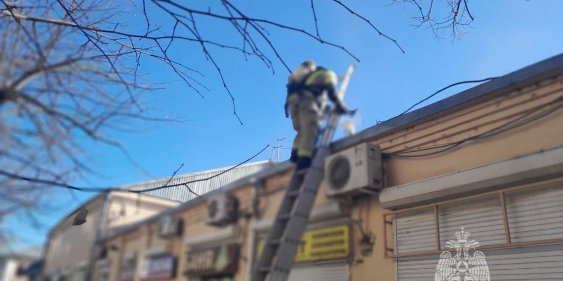 Из-за пожара на Кубани эвакуировали 15 человек