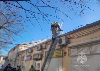 Из-за пожара на Кубани эвакуировали 15 человек