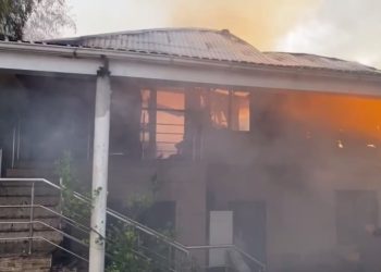 Из горящего дома в Сочи эвакуировали пять человек