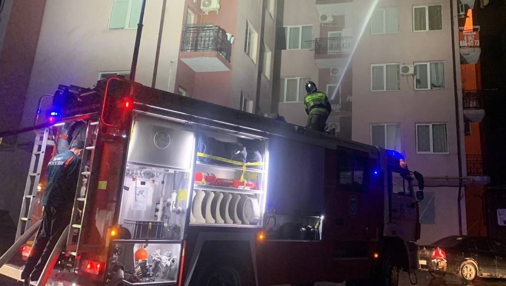 Из горящего дома в Сочи эвакуировали 140 человек