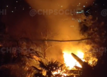 В Сочи на улице Мичурина горит частный дом