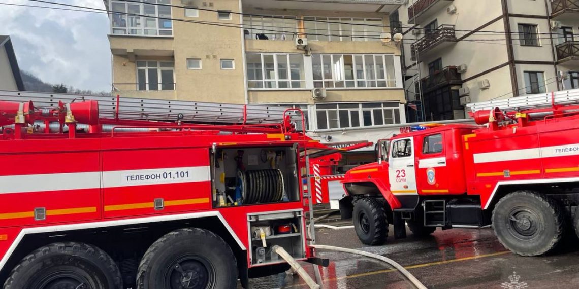 В Сочи потушили дом, из которого эвакуировали 40 человек