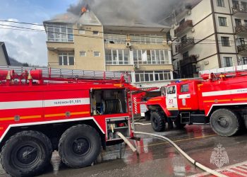 В Сочи потушили дом, из которого эвакуировали 40 человек