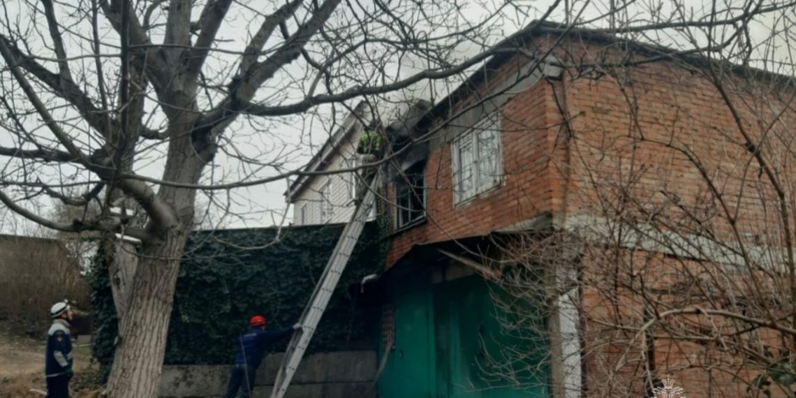 На пожаре на Кубани пострадали три человека