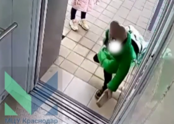 В Краснодаре девочки-школьницы пытались сломать лифт для инвалидов