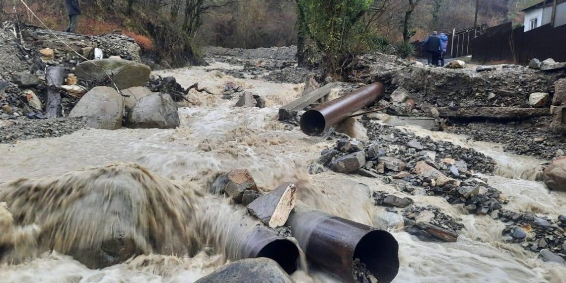 Из-за залпового ливня река в Сочи снесла единственный мост