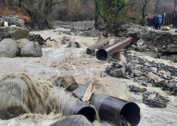 Из-за залпового ливня река в Сочи снесла единственный мост