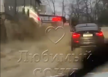 Из-за залпового ливня в Сочи под воду ушел Виноградный переулок