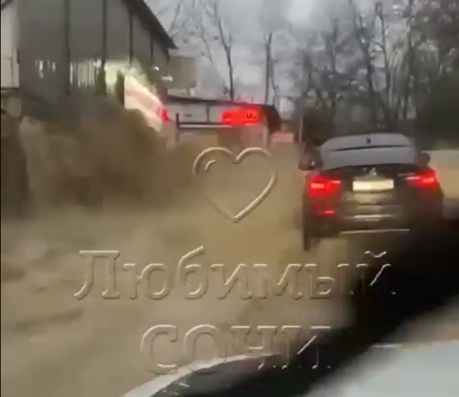 Из-за залпового ливня в Сочи под воду ушел Виноградный переулок