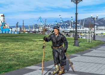 От винта: таинственного лыжероллера в кожаном плаще сняли на видео в Новороссийске