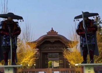 На входе в Японский сад в Краснодаре появились фигуры самураев