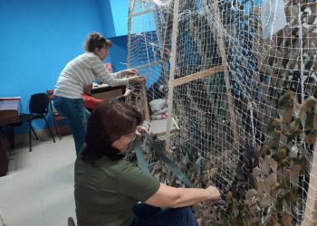 В Сочи добровольцы плетут маскировочные сети для СВО