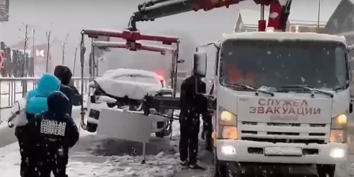 В Сочи из-за непогоды столкнулись два автомобиля