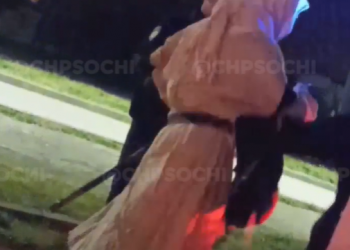 В Сириусе мужчину в белом плаще с саблей наперевес с трудом упаковали в полицейскую машину