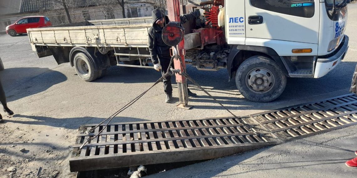В Новороссийске спасли собаку, заточенную в ливневке