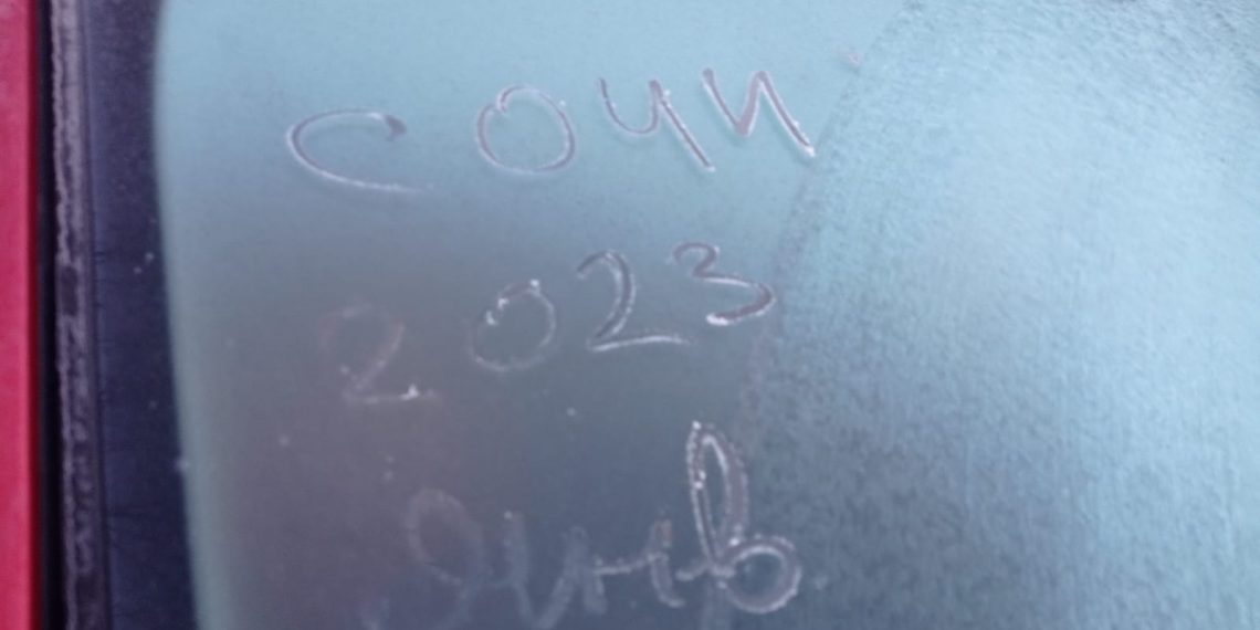 В Сочи на Черноморском побережье зафиксированы отрицательные температуры, водители чистят стекла банковскими картами