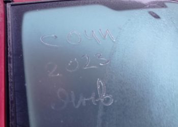 В Сочи на Черноморском побережье зафиксированы отрицательные температуры, водители чистят стекла банковскими картами