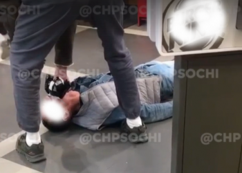 В Сочи подростки мужчину залили из баллончика и отобрали телефон