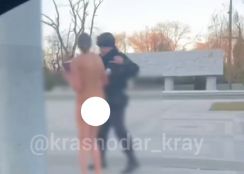 В Краснодаре девушку, разгуливающую в костюме Евы по улицам, передали медикам