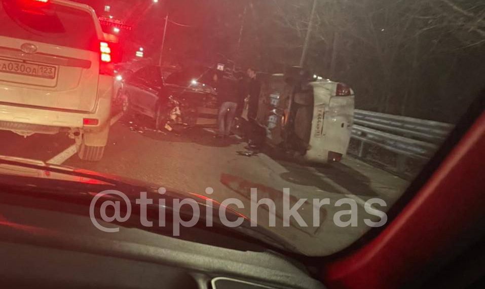 В Сочи последствия жесткого ДТП с упавшим на бок автомобилем попали на камеру видеорегистратора