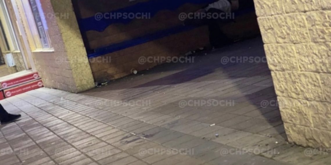 В Центральном районе Сочи на остановке обнаружен необычный труп мужчины
