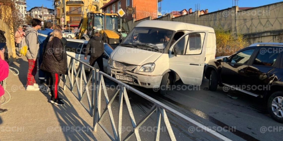 В Сочи из-за массовой аварии на улице Тимирязева возникла огромная пробка