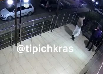 В Краснодаре двое мужчин разгромили подъезд