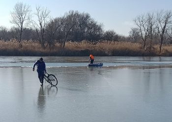 На Кубани велосипедист провалился под лед и утонул