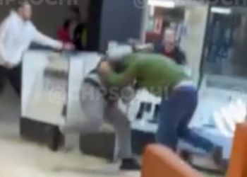 В Сочи в ТЦ «Галерея» двое мужчин во время драки из-за женщины уронили стойку с айфонами