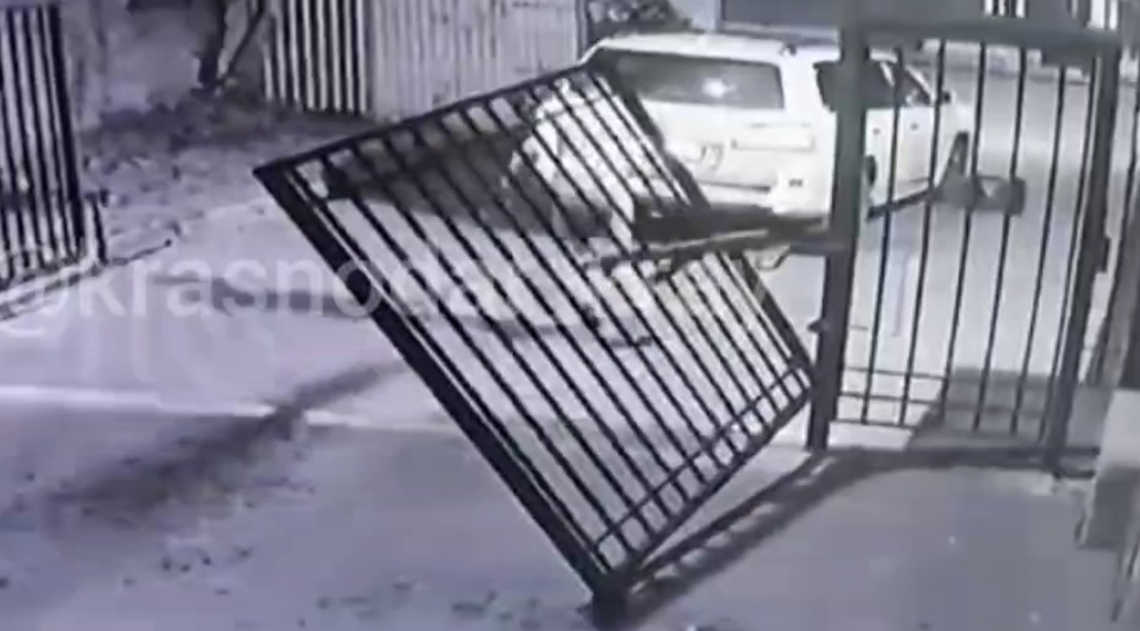 В Краснодаре мужчина не смог выехать из проститутошной и снес забор