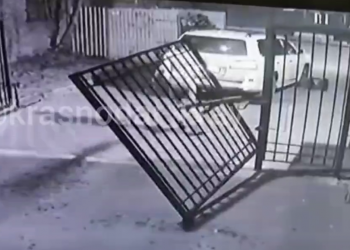 В Краснодаре мужчина не смог выехать из проститутошной и снес забор