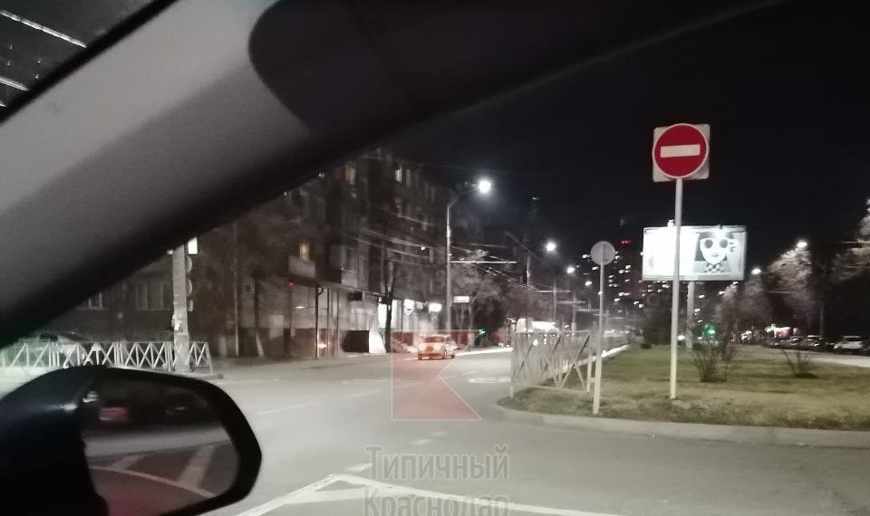 В Краснодаре автолюбители жалуются на установленные около дорог заборы