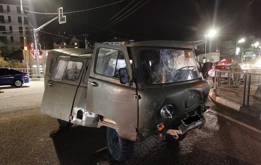 В Сочи столкнулись три авто: пострадали два водителя